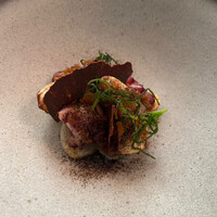 IZA - ⚫︎3皿目
                    蛸を赤ワインでマリネして蕪とおかひじき・味噌のチップスで合わせています。