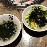 Gyuukaku - セットのチョレギサラダとワカメスープ