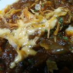 The Kitchen&CAFE - 何かのソースとフライドオニオンがトッピング