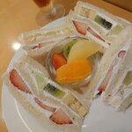 フルーツパーラー キムラ - フルーツサンドセット(ドリンクつき)1,430円✨ドリンクはアイスティーを。赤、緑、黄色と色とりどりのフレッシュフルーツがサンドイッチで味わえます♪