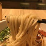 Kanran Gyuu Niku Men - 麺のリフトアップ（三角麺）