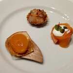 ル・ヴァンキャトル - アミューズ（甘海老のタルトレット、サーモンとレモンクリーム、杏のシロップ漬け）