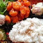 THUKASA-YA - エビチリ弁当　シュウマイ、ポテサラ、ザーサイ、サラダ付きで税抜き399円ヮ(ﾟдﾟ)ォ!