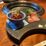 銀座 山科 - 和牛の刺身と特製ユッケ