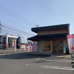 竹内菓子舗 - 店舗入口を駐車場から望む