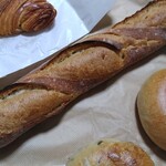 ハナサクベーカリー - バゲットと見切れる潰れクロワッサン