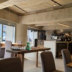 ARCHIVE COFFEE ROASTERS - ゆったりスペースでシンプルな店内
                        調度品は古い木製テーブルを使い、綺麗な店内との対比がまたお洒落
                        中央に水差しとグラスのあるテーブル(客席無)、テーブル4席×2卓、壁面にテーブル2席×5卓の合計18席