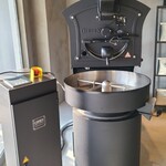 ARCHIVE COFFEE ROASTERS - 打ちっぱなしコンクリートに「ARCHIVE COFFEE ROASTERS」のロゴ、店舗全面のガラス、店内には大型の焙煎機(ギーセンコーヒーロースターズ、オランダ)。
                        焙煎は朝でなく夜にするそう