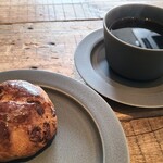 ARCHIVE COFFEE ROASTERS - 本日の珈琲【コロンビア】(税込500円)
                        香りは豊かでしたが個人的には酸味が強いかな 
                        チョコスコーン【PAIN Cloche特注】(税込300円)
                        スコーン自体は甘さ控えめ温めてあるので少し軟らかい