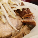 ラーメン二郎 - 豚の厚み