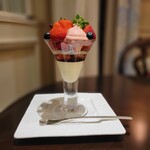 東京ステーションホテル ロビーラウンジ - こだわり苺のパフェ