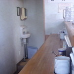 コの字型のカウンターのみの小じんまりした店内