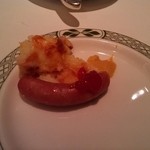 ロウリーズ・ザ・プライムリブ 東京 - 2013 7 グラタンとソーセージ(分かりにくいですが) これもサラダバイキング