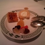 ロウリーズ・ザ・プライムリブ 東京 - 2013 7 デザートのバイキングもついてます