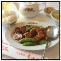 香港園 - 牛肉オイスターソース炒め。
                老舗の名店らしい。
                美味いけどこれで2000円オーバーだから気軽には来られない。