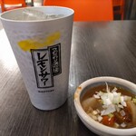 The 居酒屋 ハンザエモン - こだわり酒場のレモンサワーと、お通しの煮物。