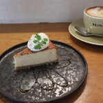 ハジカミ - ブラックペッパーチーズケーキとカフェラテ
