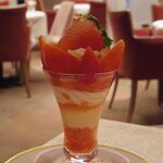 資生堂パーラー - 岐阜県 揖斐郡産“美濃娘”のプレミアムストロベリーパフェ