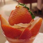 資生堂パーラー - 岐阜県 揖斐郡産“美濃娘”のプレミアムストロベリーパフェ