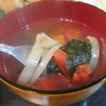 Domi - スープは、トマト、わかめ、玉ねぎ入りで和風味