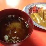 藤や - カツカレーに付いてくる味噌汁はネギだけ。