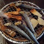 醪音 - うるめいわし、スルメイカ丸干し、エイヒレを七輪で焼く！う、旨～い♪(^o^)丿