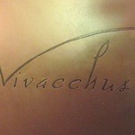 Vivacchus - 壁に書かれた店名