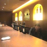 Vivacchus - 広～いカウンターには、イタリアワインソムリエのオーナーチョイスのワインが、ずらり！