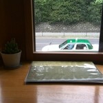 向かいは御所です。