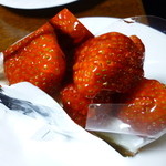 多根果実店 - 苺山盛りな苺タルト