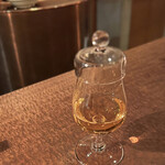 万 - ウイスキーが入った器、これに直接焙じたばかりのお茶を投入！