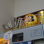 ラーメン 三亀 - 券売機の上