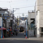 ラーメン 三亀 - 三吉橋通り商店街。奥は横浜橋商店街