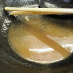 ラーメン 三亀 - 底に骨粉が若干残る