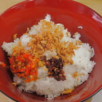 ラーメン 三亀 - ご飯に薬味