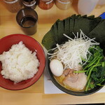 ラーメン 三亀 - ラーメンとご飯
