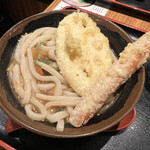 Homba Sanuki Udonoya Jinoseimenjo - カレーうどんを混ぜ込み、天ぷらをトッピング