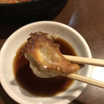 Tetsunabe - お店オリジナルの餃子タレにつけて、パクっと食べると熱々のうまうまです。