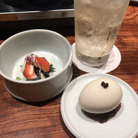 とり田 博多本店 - お通しの苺の白和えと煮卵。ハイボールで乾杯☆