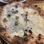 Pizzeria Bakka M'unica - Aセット　しらすオリーブと4種チーズ&はちみつのハーフ&ハーフ(1628¥)