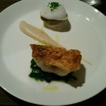 ボノミー - 「甘鯛のウロコ焼き  カリフラワーのピュレ添え」カリフラワーがかりかり、甘鯛のウロコはパリパリ♪