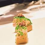 カンテサンス - ヒラメととあん肝、刻んだシブレット（ヨーロッパのネギの一種）とコリアンダーのひとつまみ料理