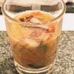 カンテサンス - イタリアのパンチェッタ、ちぢみほうれん草、オリーブの種を砕いたスープ