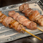 Yakitori Ekushiya - 左から、豚バラ、セセリ、鶏もも。