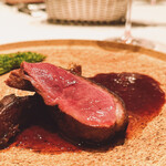 カンテサンス - 香ばしく焼いた愛知鴨（オーブンで１.2時間焼いたりを繰り返した）
      赤ワインとハーフチェリーのソース