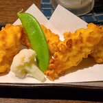 おばんざいBar 睦 - おつまみ
①玉蜀黍フライ(500円)
擂り身と玉蜀黍の小さな握り天といった感じ。
揚げ物は生ビールに合いますね♪