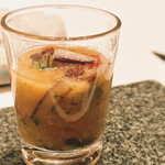 カンテサンス - イタリアのパンチェッタ、ちぢみほうれん草、オリーブの種を砕いたスープ