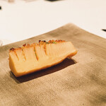 カンテサンス - 鹿児島産のたけのこを魚介の出汁で煮た。それにガーリックと桜海老のアメリケーヌのソース