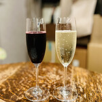 fica 403号室 - スパークリングワイン 各700円 ※左がランブルスコ(イタリア・赤)、右がカバ(スペイン・白)
      2023年3月8日