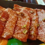 Juu Jouno Yakiniku Itsumono Tokoro - 黒毛和牛A5特上カルビ(笹肉)
      
      赤身が濃くてとても柔らかい希少部位
      2.310円